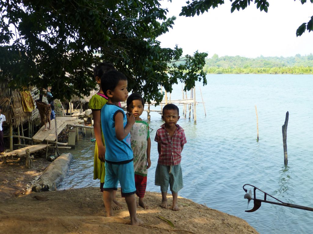 Vissersdorp bezoeken nabij Chaung Thar - Myanmar
