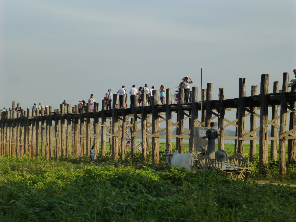 De bekende U Bein Brug bij Amapura - Myanmar