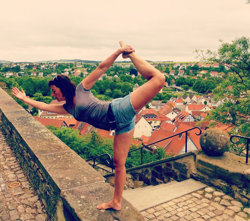 Yoga Pose op de oude muur van Warburg