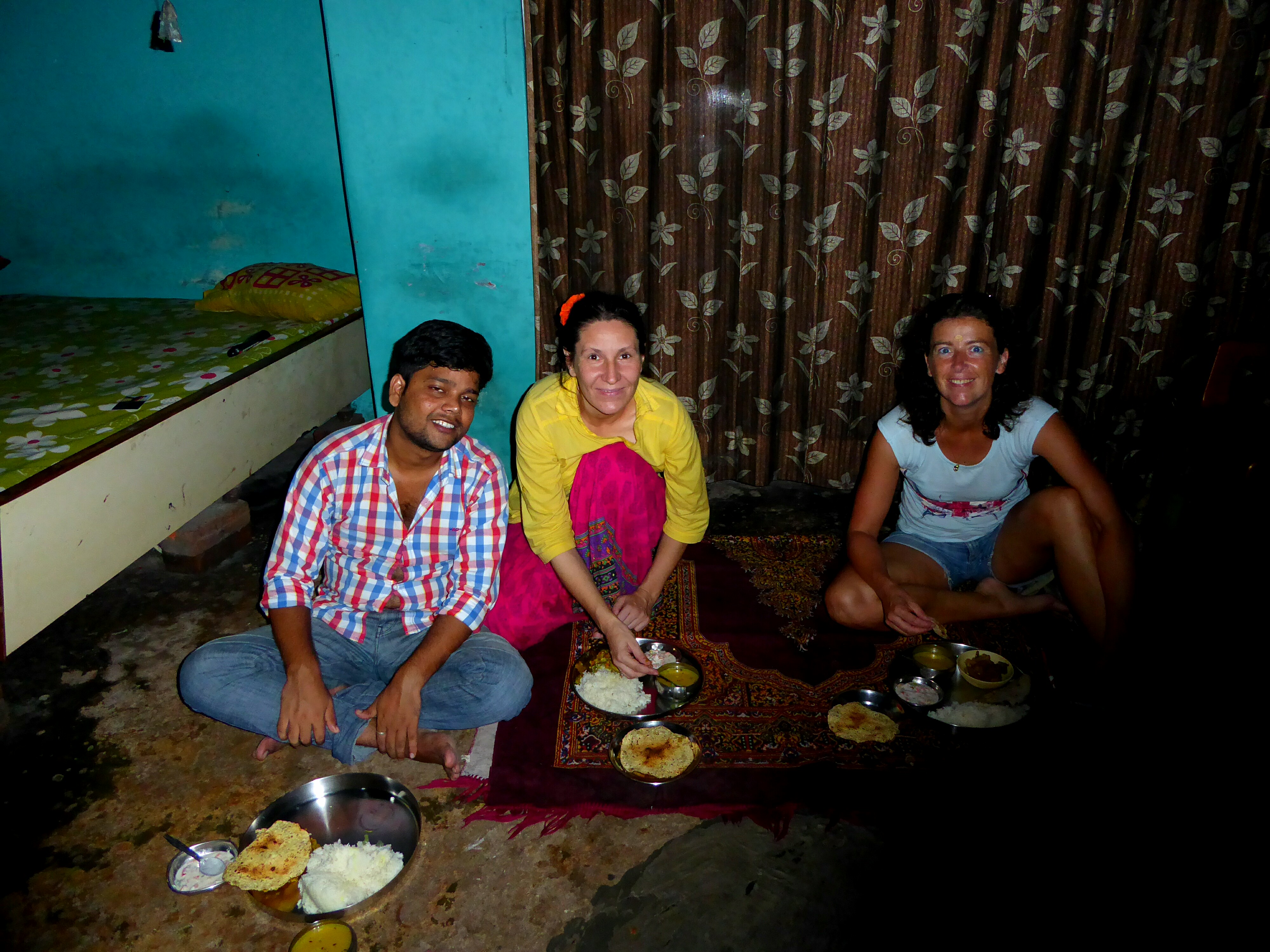 Cookingclass, Varanasi Eating on the livingroom floor - Cookingclass, Varanasi