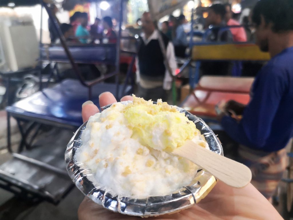 Eten op straat - Food Walk Oud Delhi, India - Daulat Ki Chaat