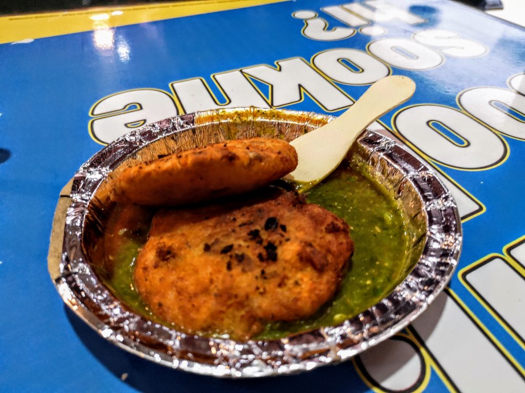 Eten op straat - Food Walk Oud Delhi, India - Aloo Tikki