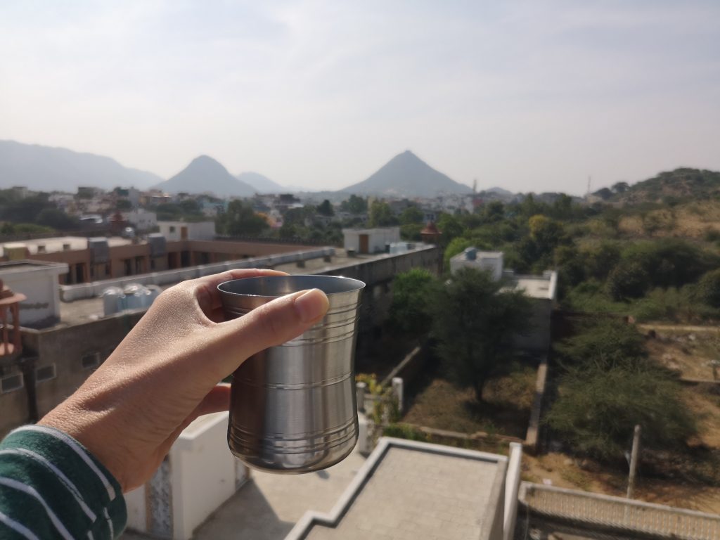 Genieten van een kop thee op het dak van de Ashram in Pushkar