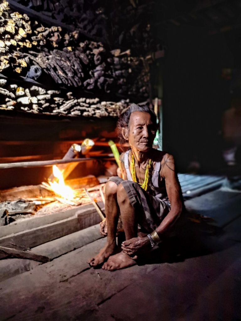 De vrouw van sjamaan Pange - Sumatra, Indonesie