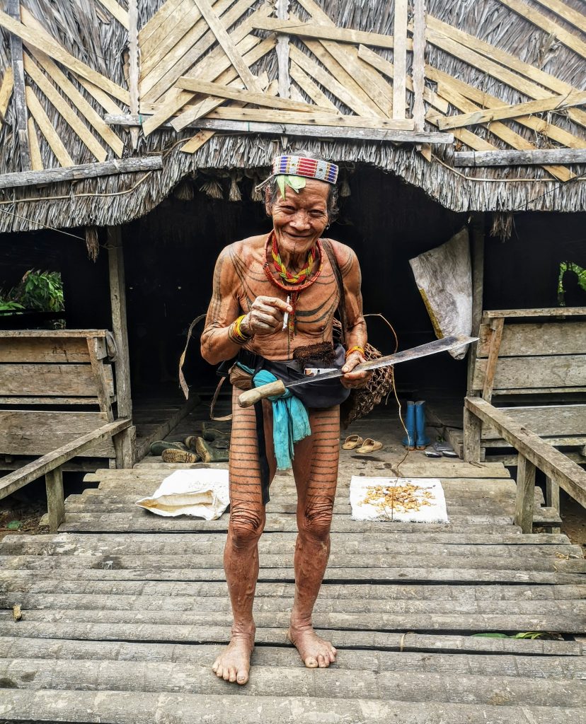 Sjamaan op de Mentawai Eilanden - Sumatra, Indonesie