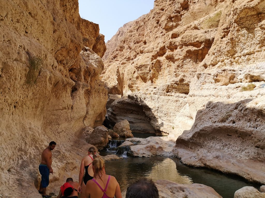 Zwemmen in de Wadi Shab - Sur, Oman