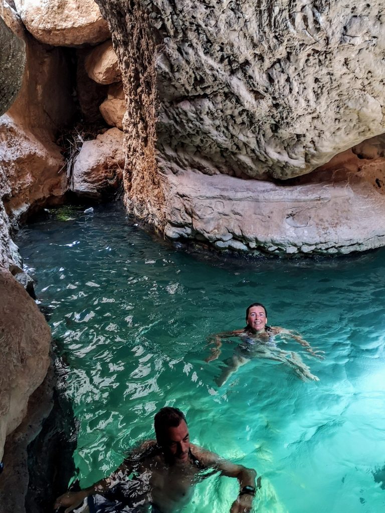 De grot in de Wadi Shab - Sur, Oman