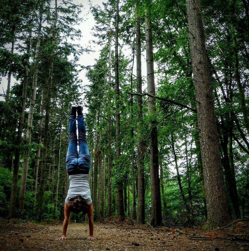 Even oefenen tijdens een wandeling - Handstand