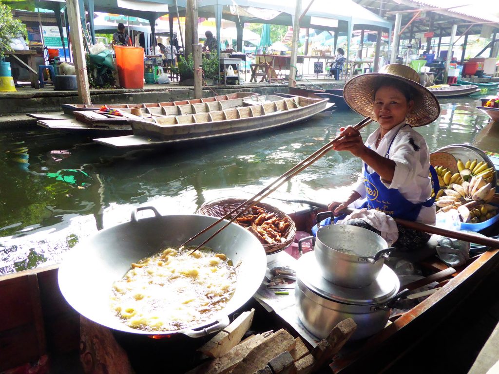 Drijvende markt tijdens de Co van Kessel Fietstour - Bangkok, Thailand