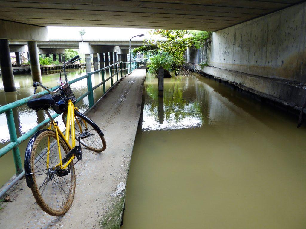 In het buitengebied van Bangkok fietsen