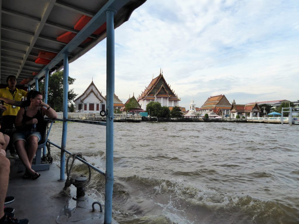 De Meram Rivier oversteken naar Wat Kalayanamit