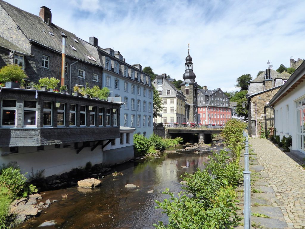 Rivier de Roer heeft een mooie loop door het sprookjesachtige Monschau