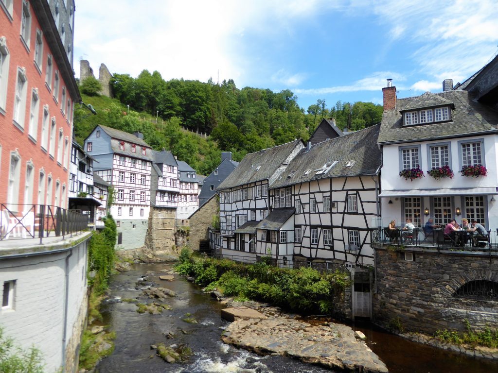 Rivier de Roer heeft een mooie loop door het sprookjesachtige Monschau