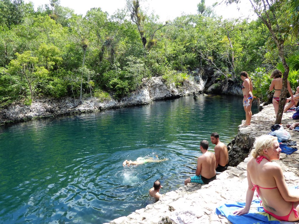 Zwemmen in een cenote - Wat te doen in Playa Larga, Cuba