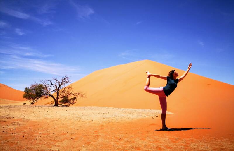 Yoga Pose bij Dune 45 - Namibië