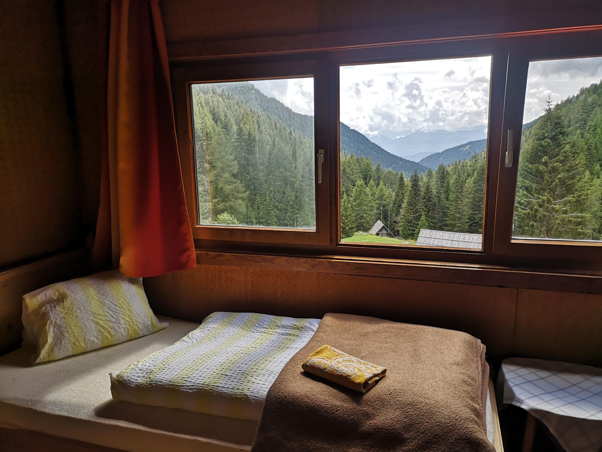 Bed Bugs While Traveling: Complete Prevention Guide + Hotel Check Tips